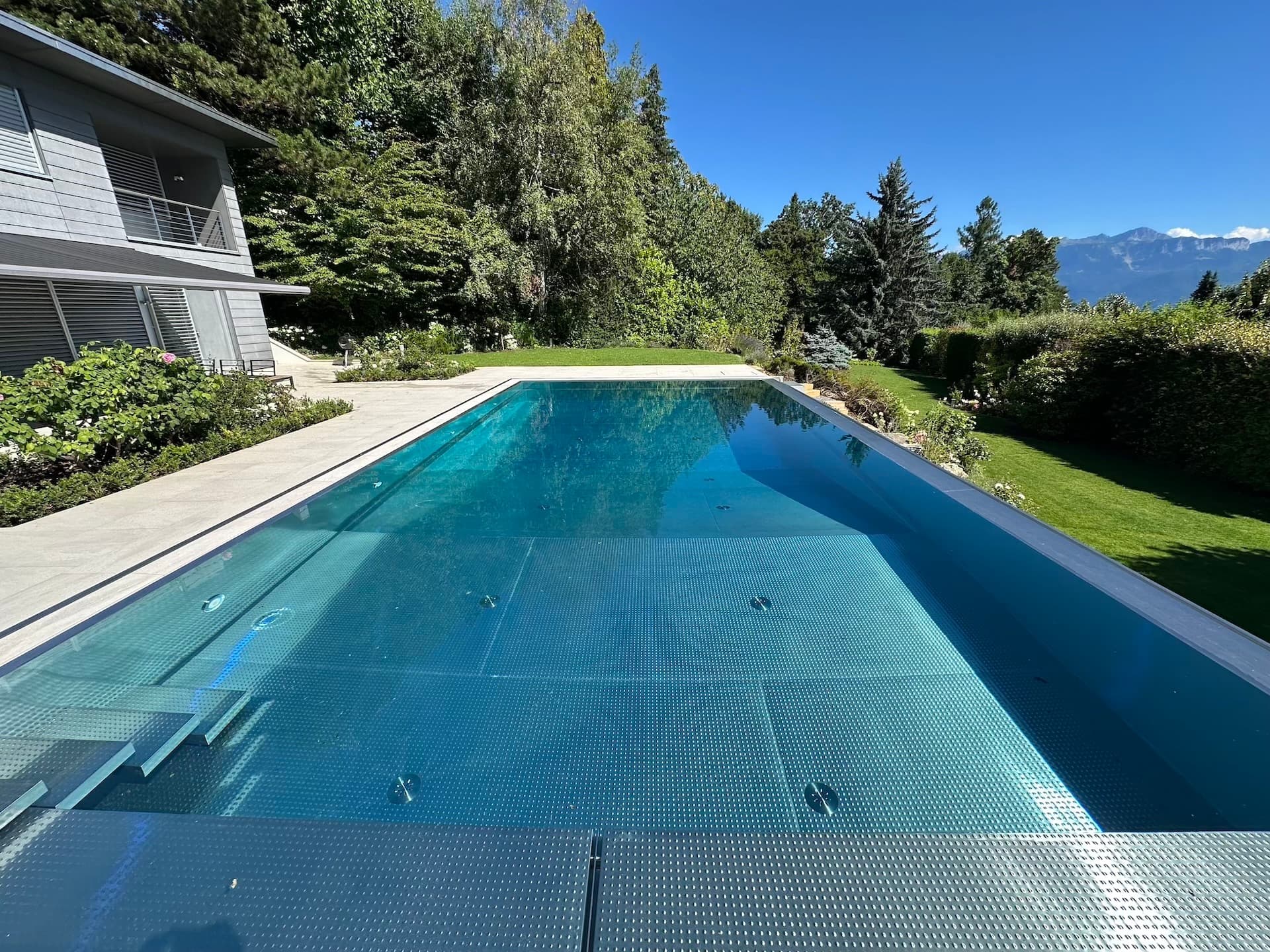 Entretien de piscine toute l'année : guide saisonnier 2026